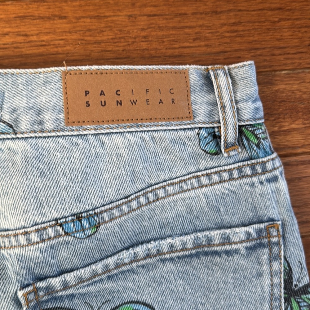 PACSUN Women’s Butterfly Embroidered Light Wash Jeans Size 26 waist - Picture 6 of 8